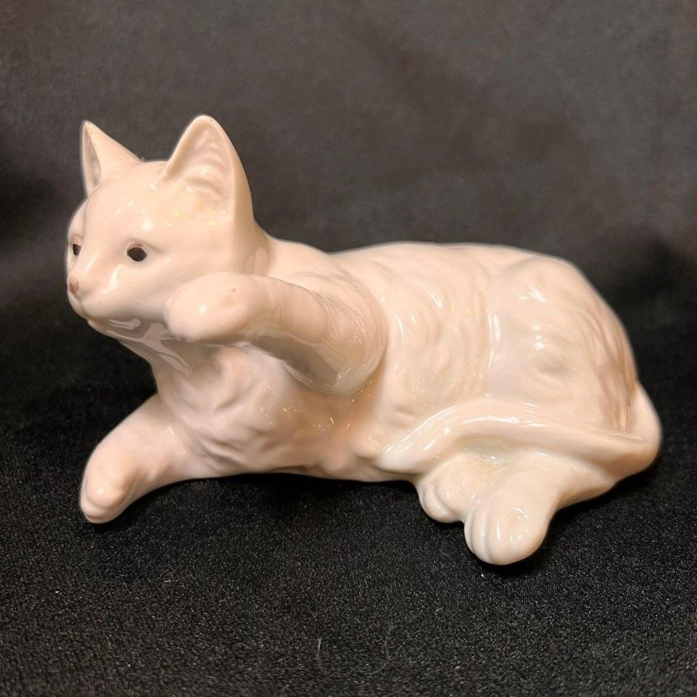 Unbranded Porcelain Cat Figurine Small White Glossy Reclining Playing Excellent